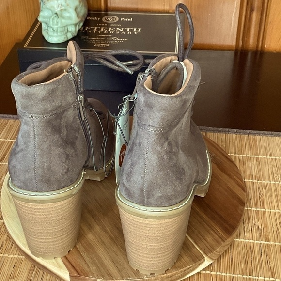 NWT Chocolate Brown Suede Universal thread ankle boots faux fur interior SZ 7.5 - Picture 4 of 7